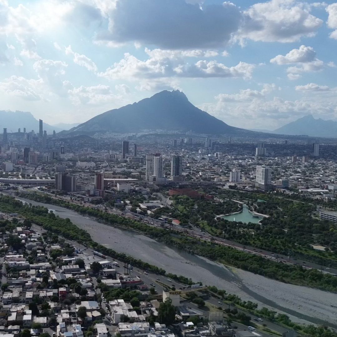 El cielo se encuentra medio nublado y la calidad del aire es Aceptable