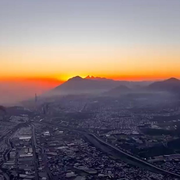 Amanecer en la ciudad de las montañas