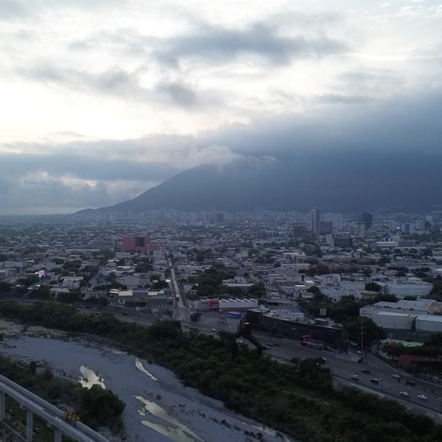 Amanecer con cielo nublado en Nuevo León