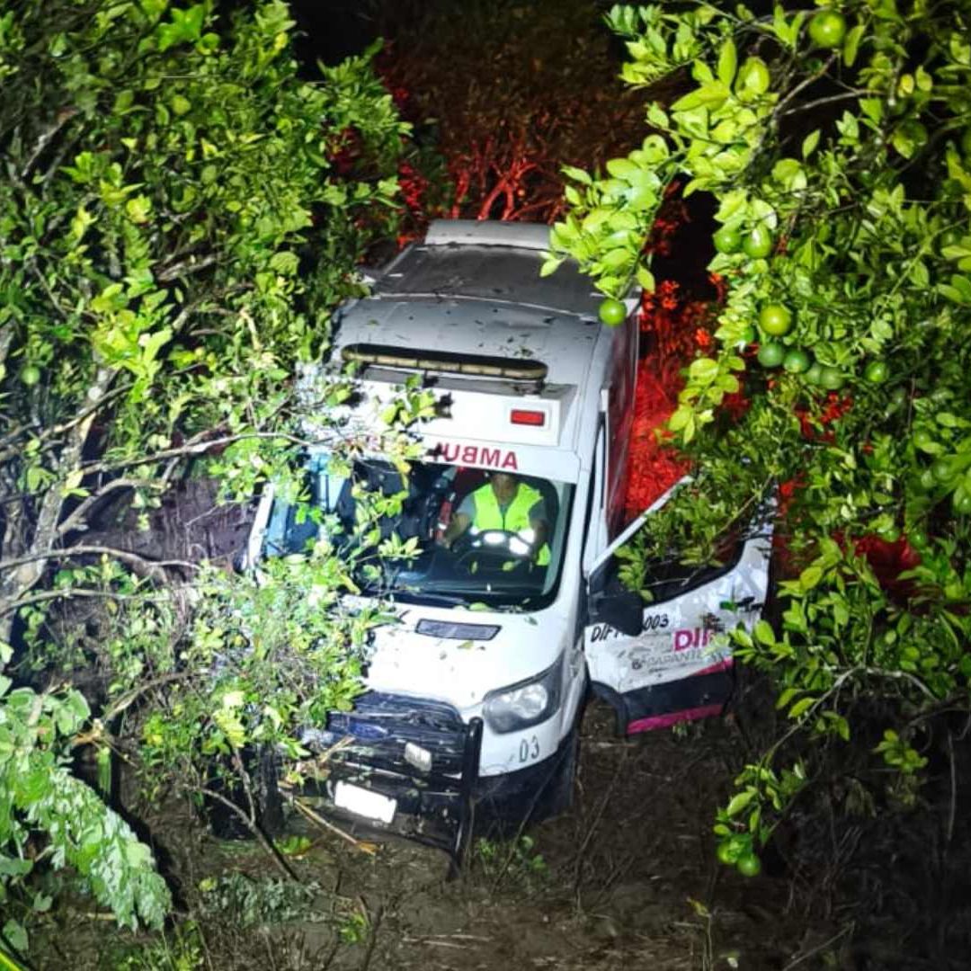 Ambulancia termina al fondo de un barranco tras realizar un traslado en el norte de Veracruz