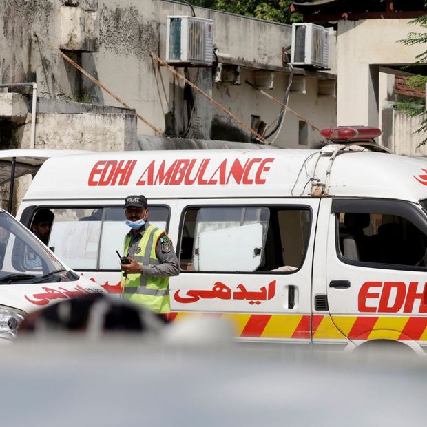 Ambulancias estacionadas tras incendio mortal en el hospital del Instituto de Ciencias Médicas de Pakistán (PIMS), el 26 de agosto de 2026.
