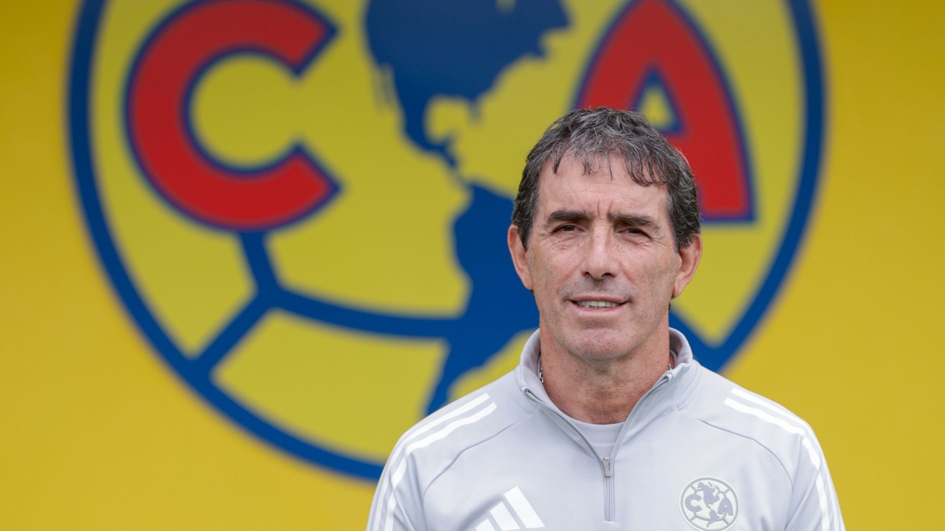 Guillermo Almada viene de dirigir al Real Oviedo en la Liga española de futbol.