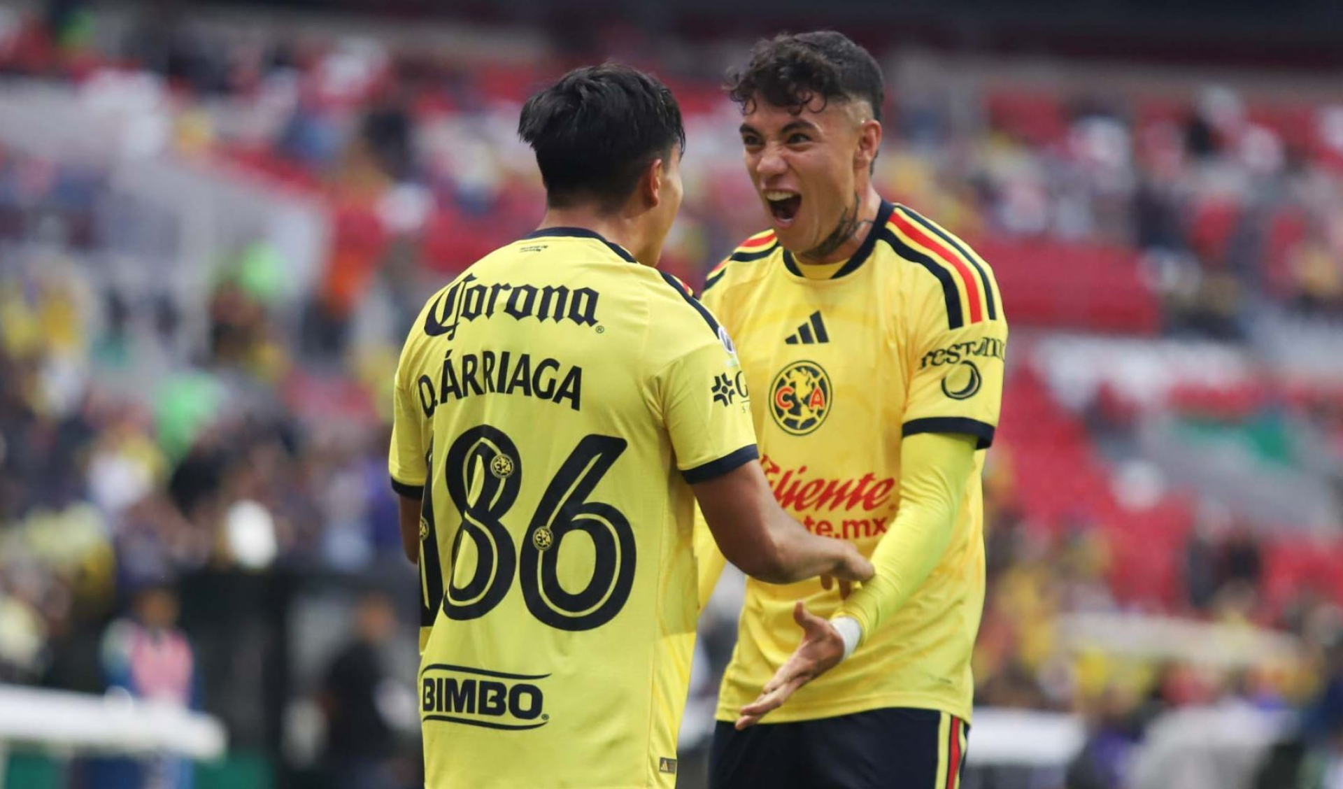 Jugadores del América festejan.