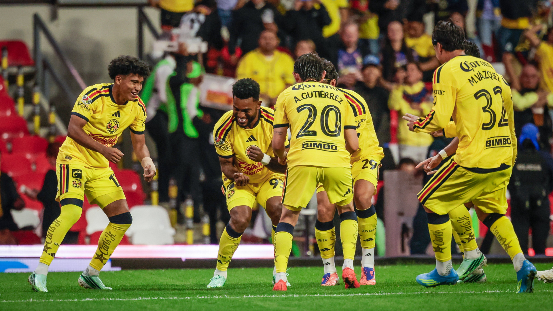 Jugadores de Las Águilas del América celebran un gol