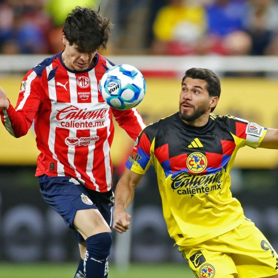 Diego Campillo y Henry Martin disputan la pelota en una edición del Clásico Nacional entre Chivas y América.