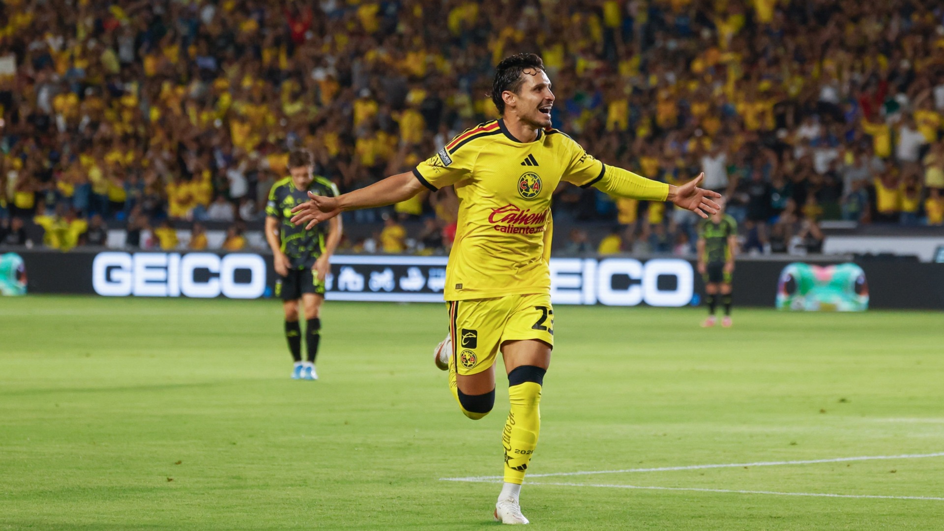 Raphael Veiga festeja el primer gol de las Águilas ante el Columbus Crew en la Leagues Cup 2026.