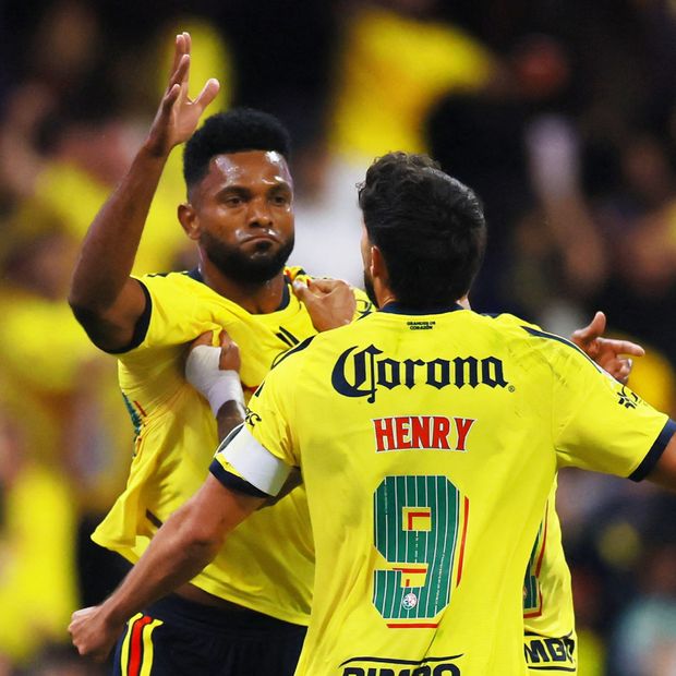 Miguel Borja y Henry Martín, jugadores del Club América, en un partido de Liga MX