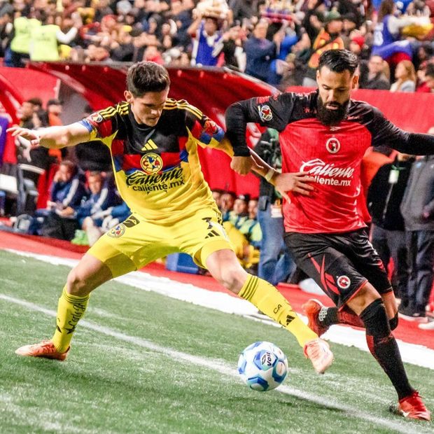 Mourad El Ghezouani, jugador de los Xolos, en plena batalla con el americanista Israel Reyes.