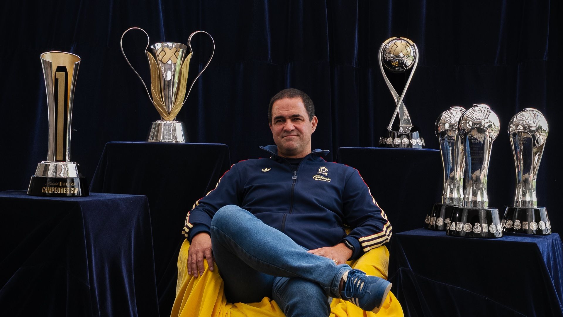 Antes de despedirse como entrenador del América, André Jardine posó con los trofeos que consiguió.