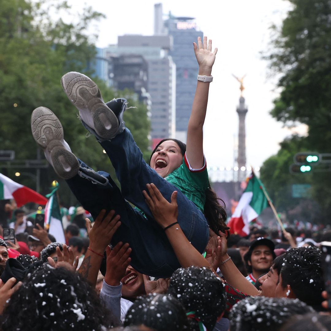 Celebración en el Ángel de la Independencia por triunfo de México vs Chequia