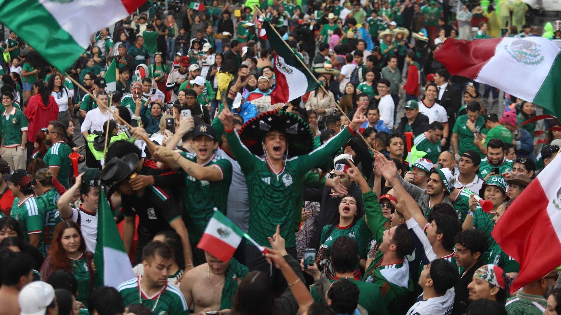 Festejos en el Ángel de la Independencia por triunfo de la Selección Nacional en Mundial 2026