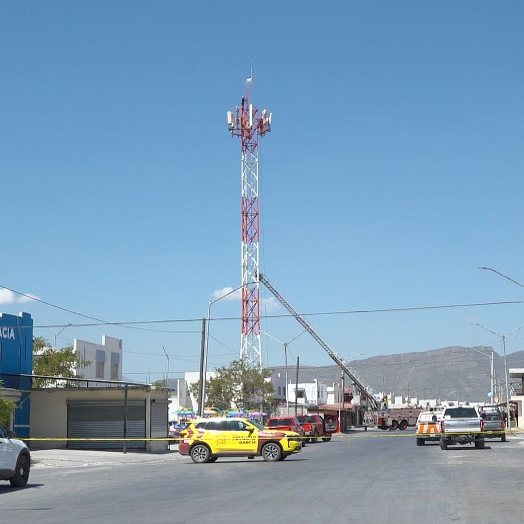 Protección Civil realizando labores para bajar a hombre de antena