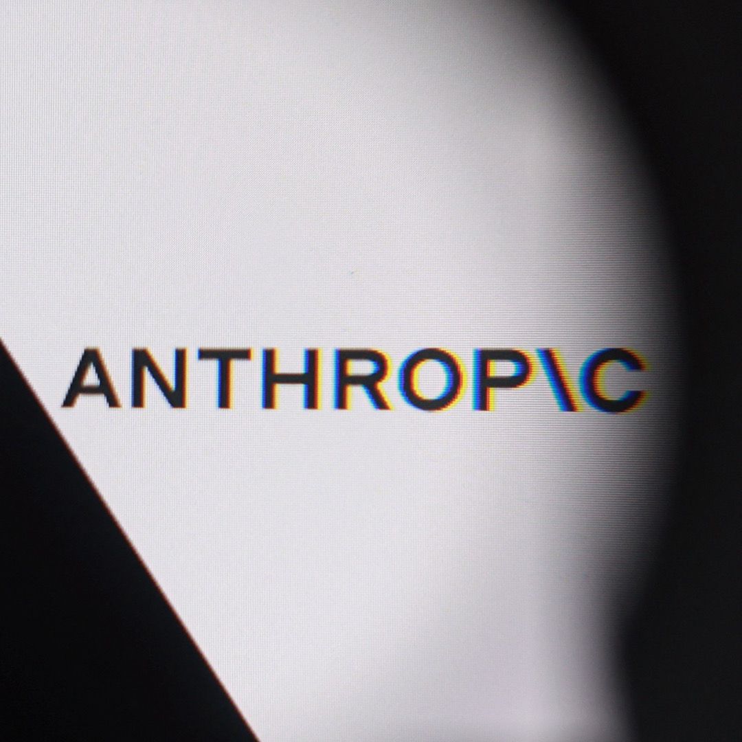 Logotipos de OpenAI y Anthropic