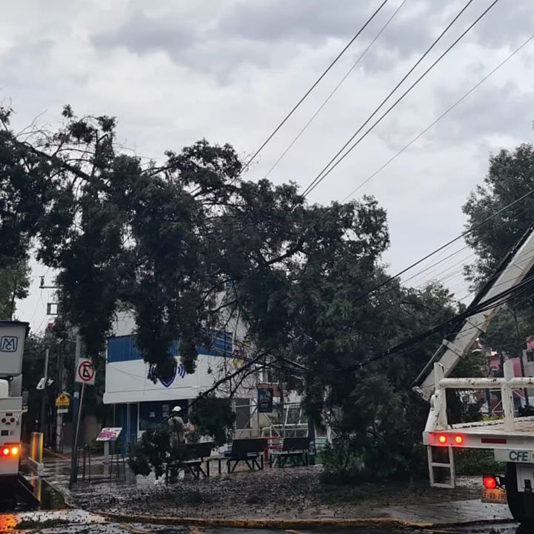 CFE trabaja en restablecimiento de luz ante apagón en CDMX. Foto: @CFEmx