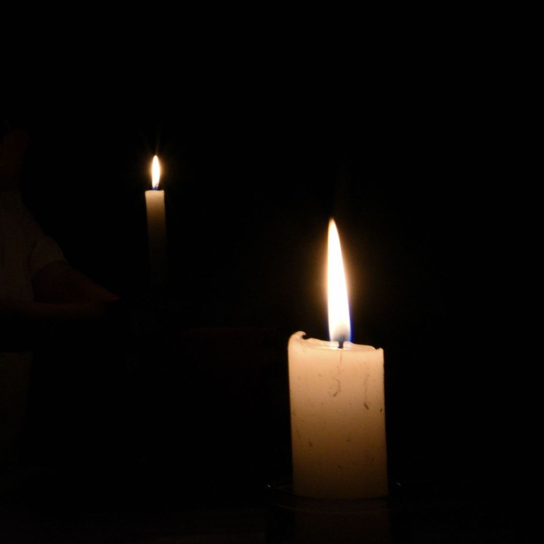 Velas encendidas por apagón eléctrico