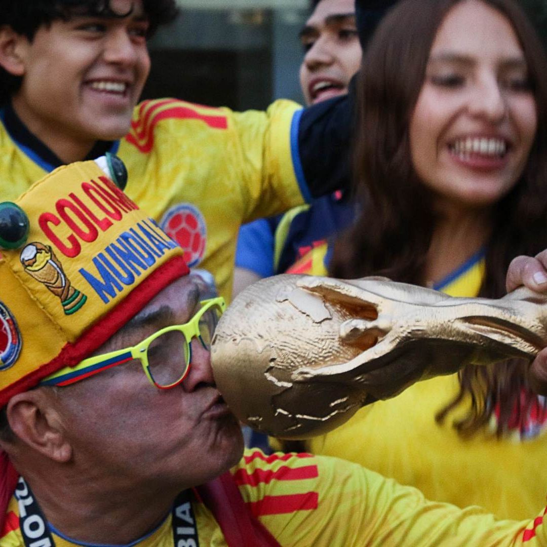 Aficionados de la Selección de Colombia a las afueras del hotel The Westin Santa Fe, donde recibieron al equipo el 15 de junio. Foto: Cuartoscuro