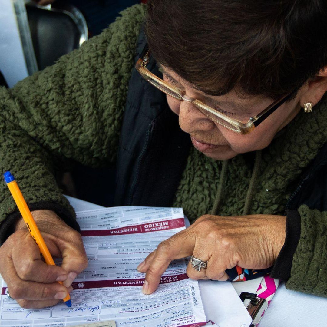 Mujer Hace Registro a programa del Gobierno de México. Apoyos Bienestar con Registro Abierto en Septiembre 2026.