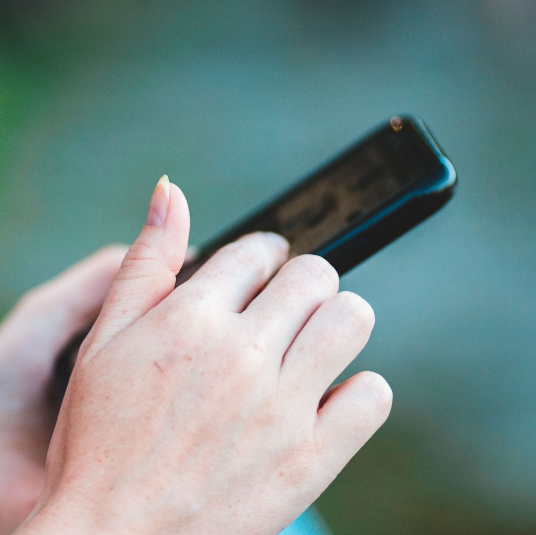 Hombre es víctima de robo tras conocer a una mujer en una app de citas.