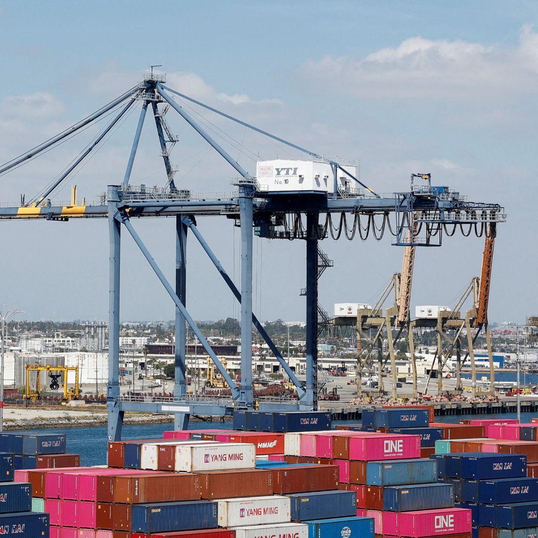 Contenedores de mercancías esperan en una terminal del puerto de Los Ángeles en Long Beach, California