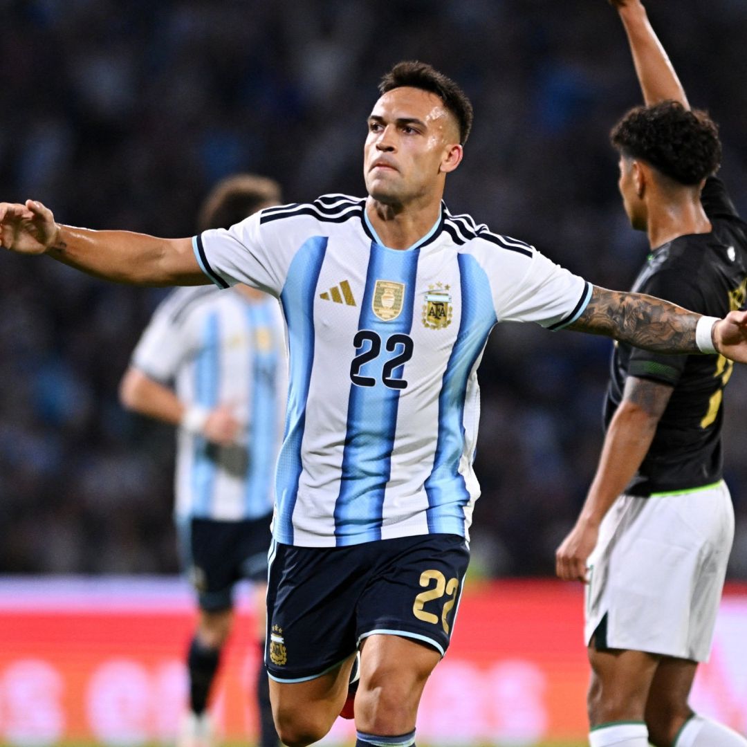 Lautaro Martínez festeja la primera anotación de Argentina ante los bolivianos.