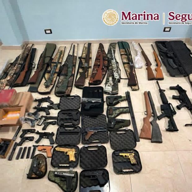 Armas aseguradas durante cateos en Puebla y Edomex