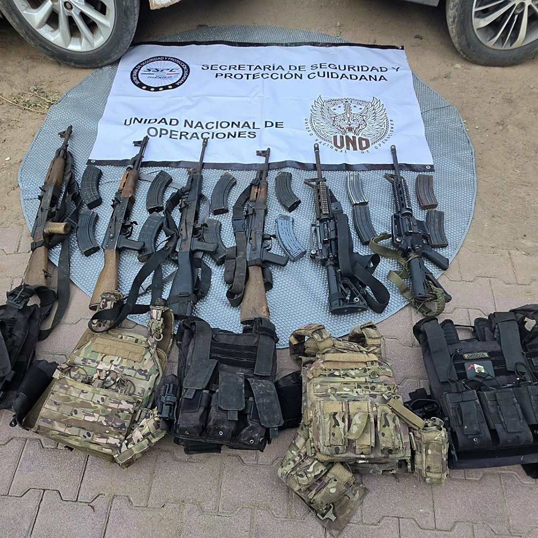 Armas largas y otros artefactos asegurados en Sinaloa. Foto: X @OHarfuch