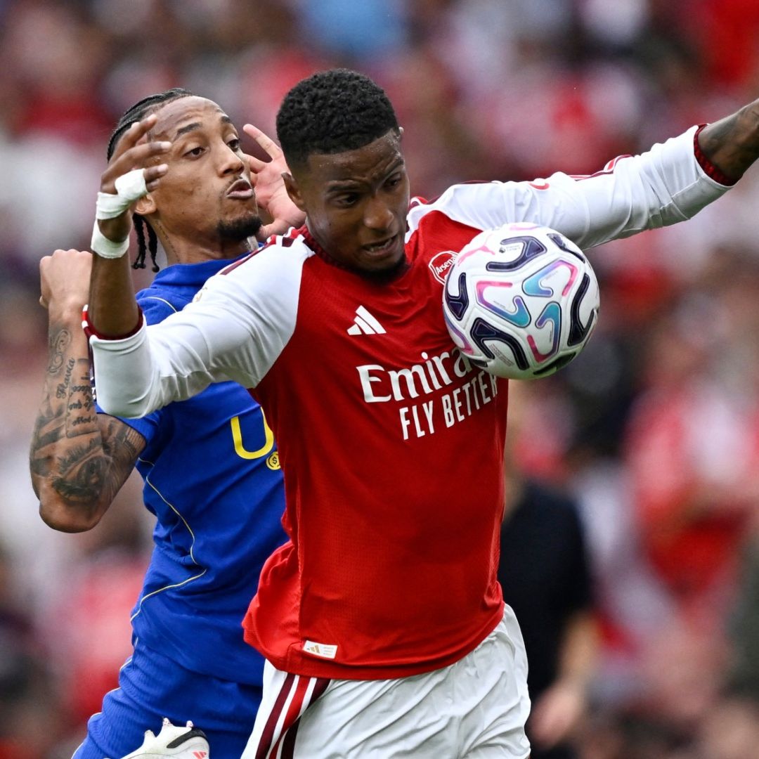 Arsenal ligó su tercera victoria en el futbol inglés, al superar al Chelsea en el Emirates Stadium.