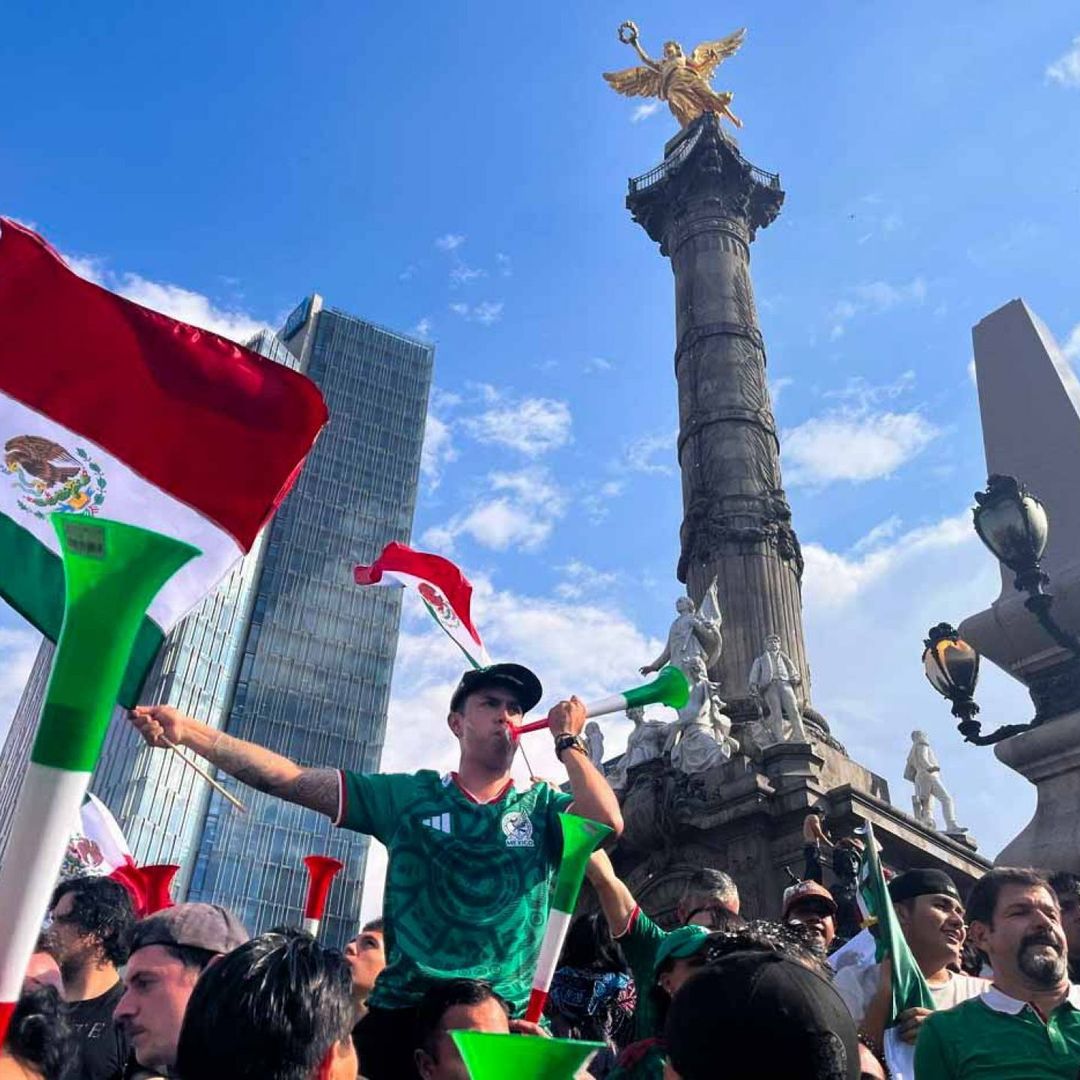 Seguidores de la Selección Nacional festejan en el Ángel de la Independencia el 11 de junio 2026.