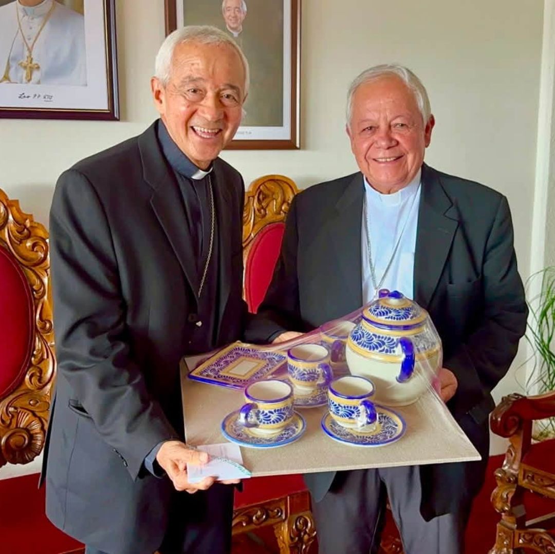 Mons. Víctor Sánchez Espinosa visita a Mons. Jorge Carlos Patrón Wong en Xalapa.
