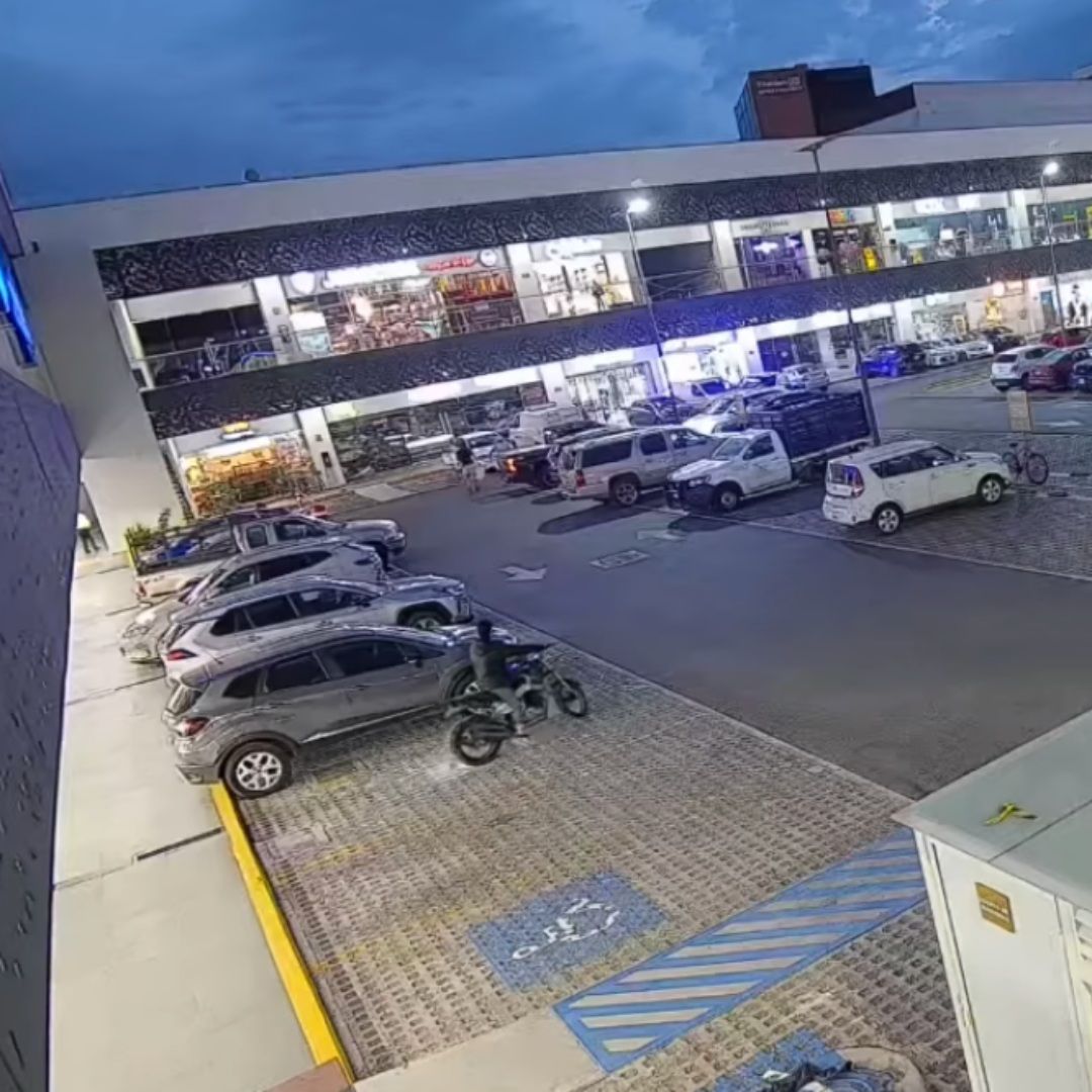 Dos hombres asaltan tienda departamental en Lomas de Angelópolis.