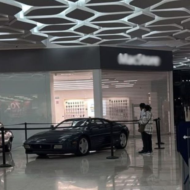 Asalto y robo de celulares en Plaza Vía San Ángel de Puebla.