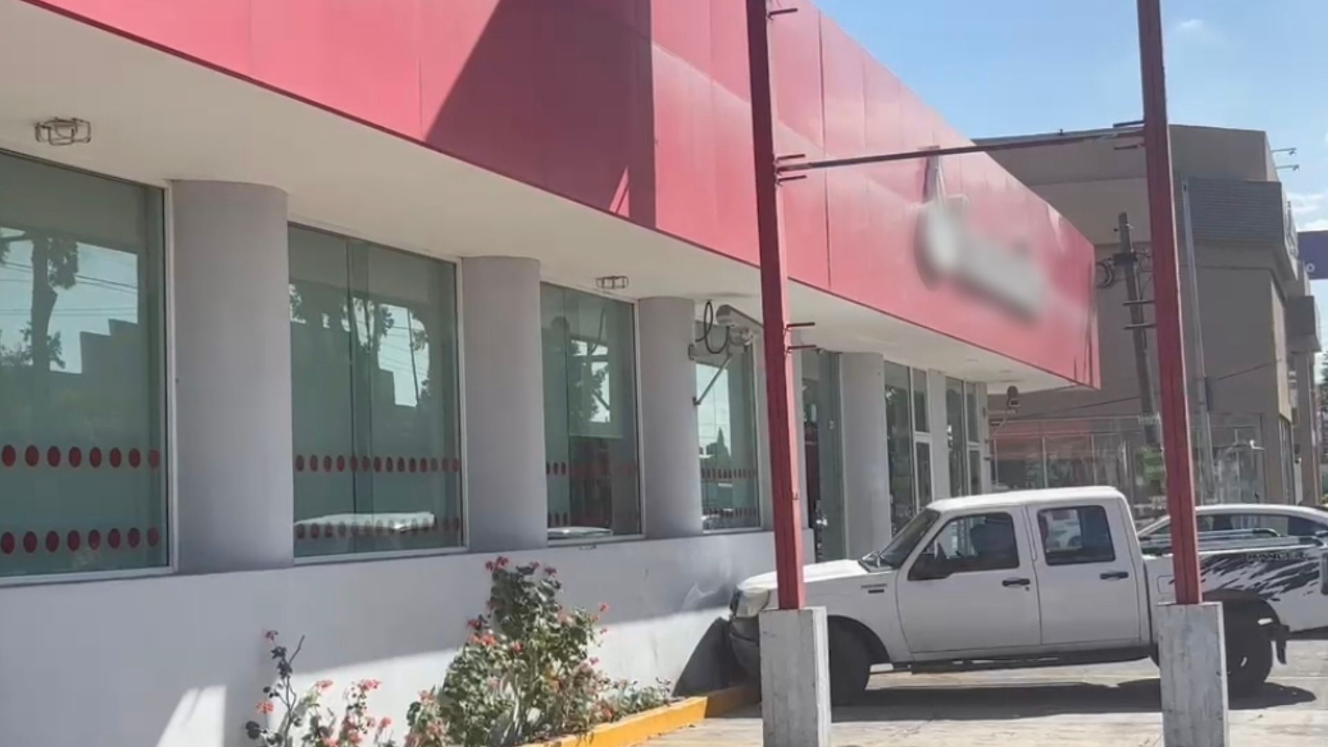 Los asaltantes la despojaron de pertenencias y huyeron.