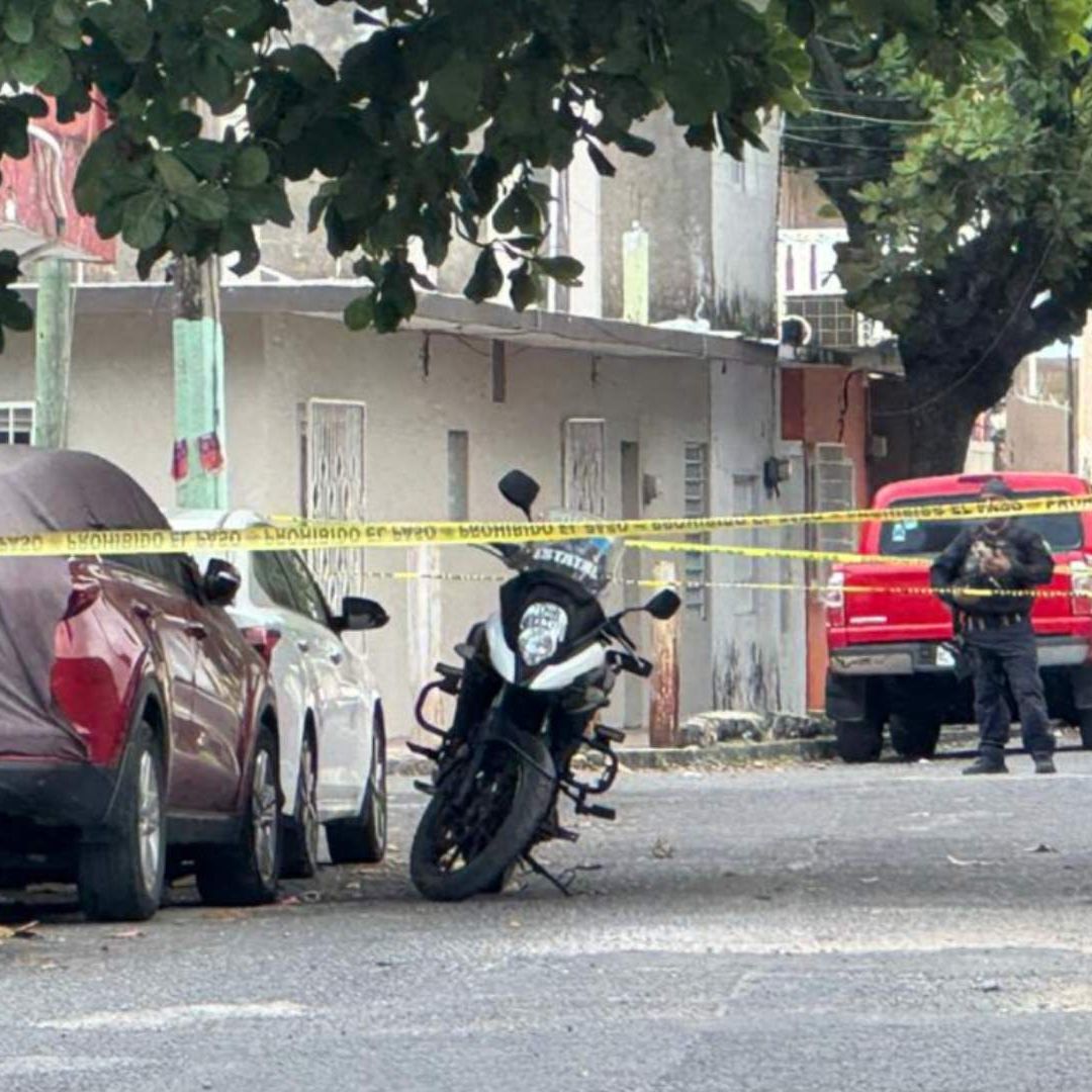 Acordonamiento policiaco por disparos en presunto asalto cerca de escuela primaria en Veracruz