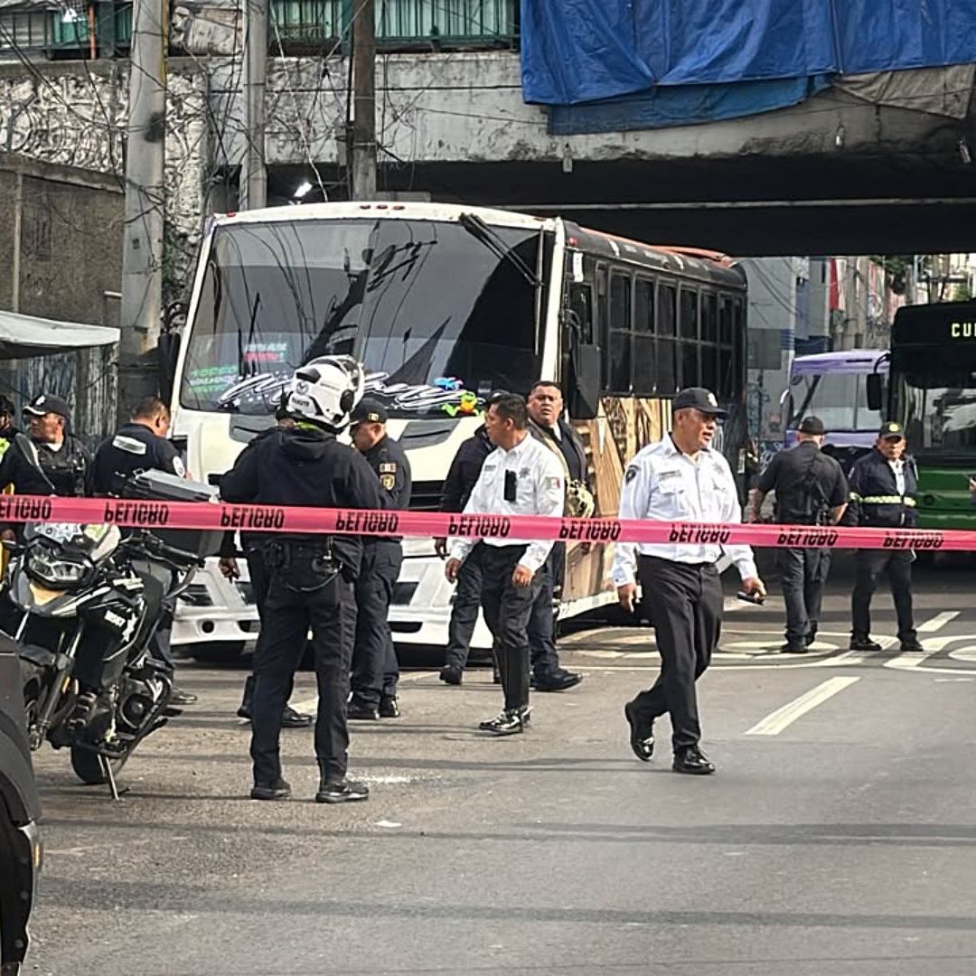 Policías acordonan zona de asalto en Naucalpan, Edomex, el 20 de agosto de 2026. Foto: N+