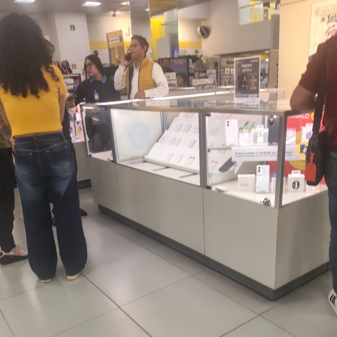 Hombres armados robaron la tienda ubicada en Amalucan.