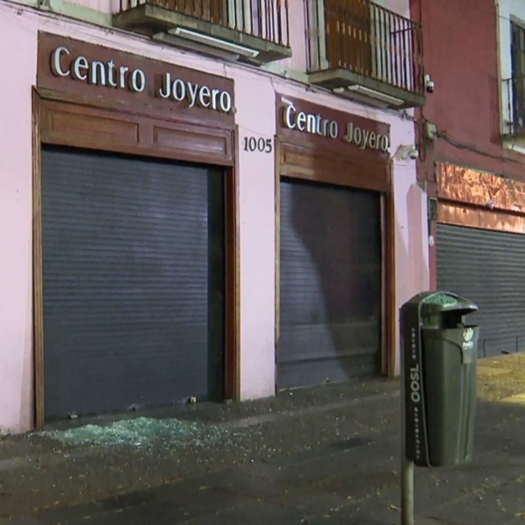 Los delincuentes intentaron escapar a pie y en una motocicleta.