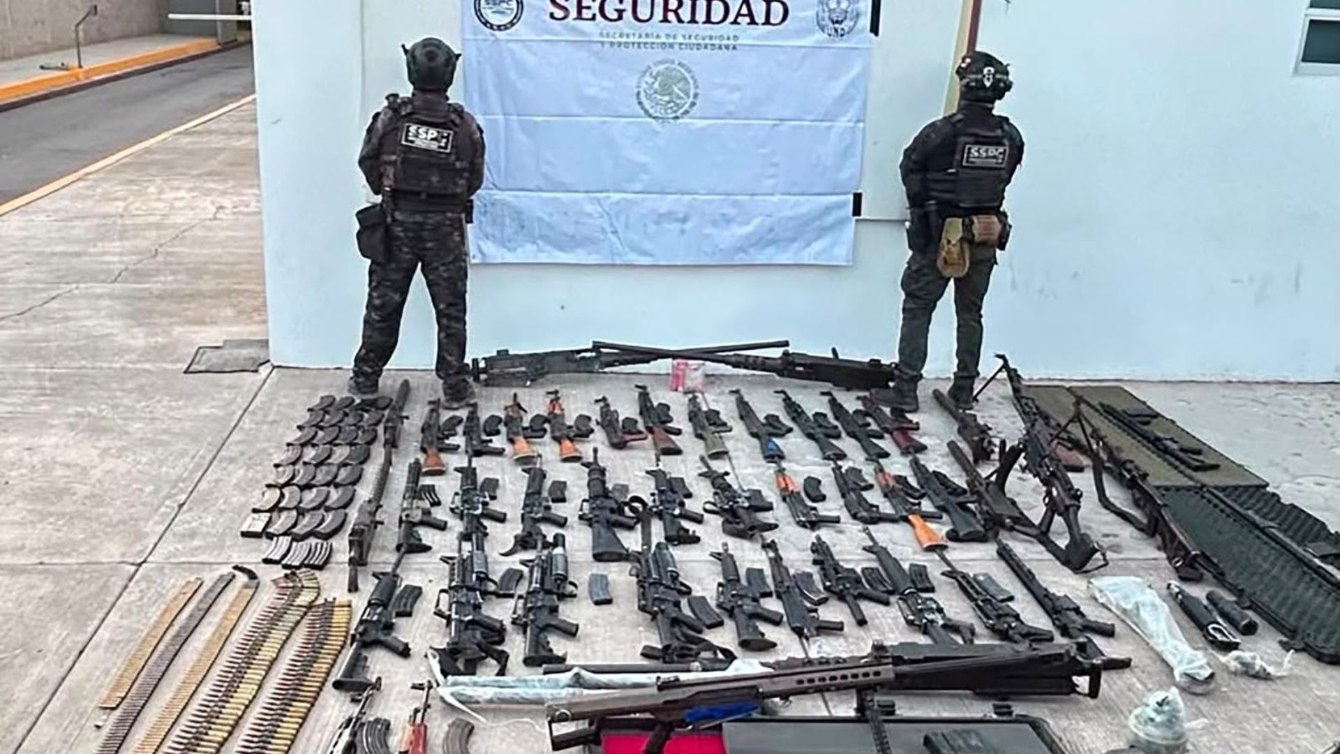 Decomisan armas de alto poder y camioneta en Badiraguato, Sinaloa