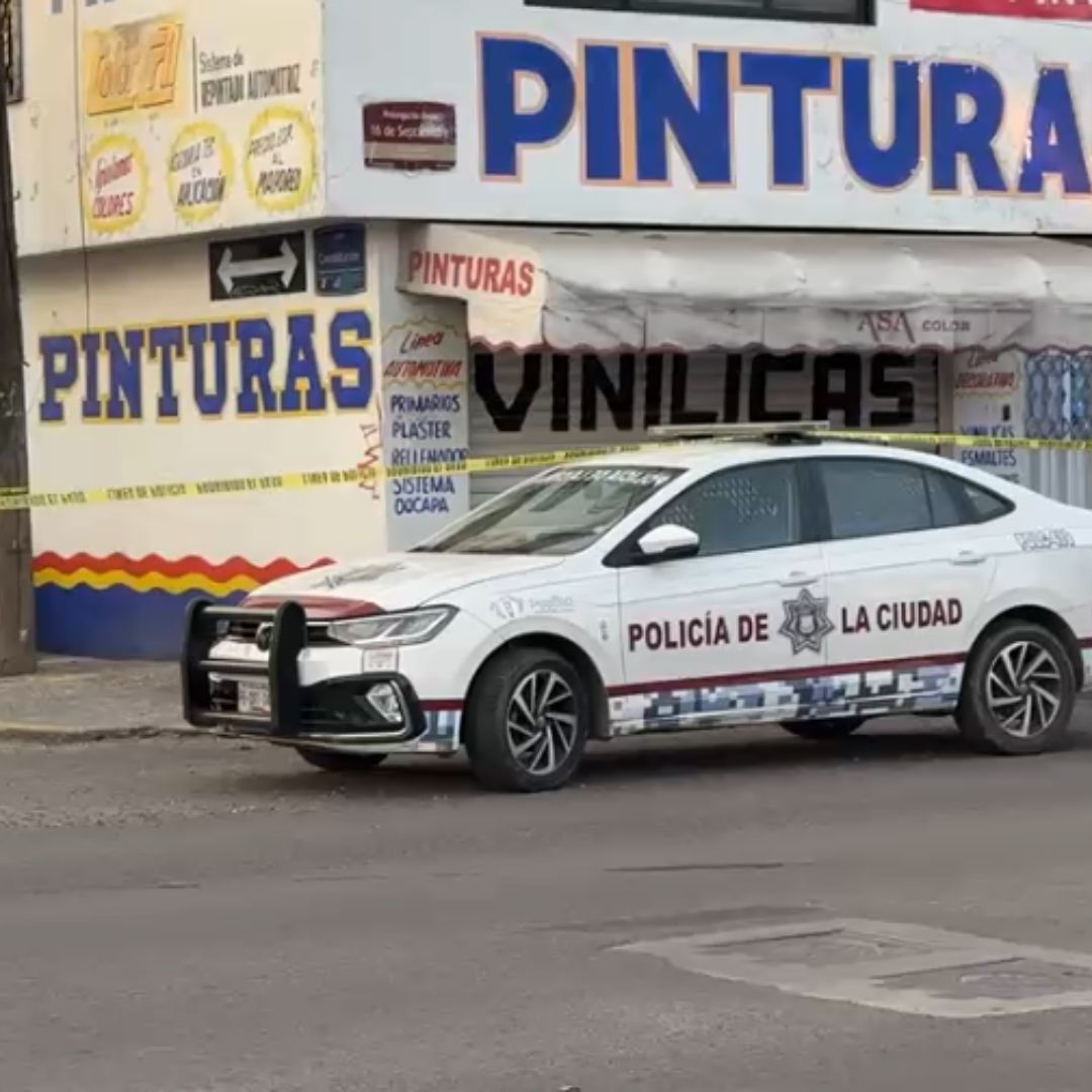 Policía acordonó la calle para recabar indicios del crimen.