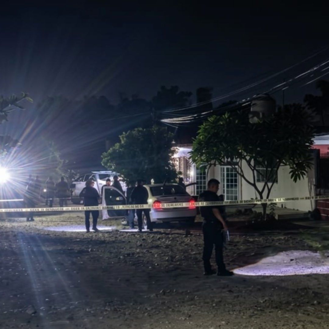 Sujetos persiguen y asesinan a tiros a un joven que viajaba a bordo de su vehículo en calles de Papantla