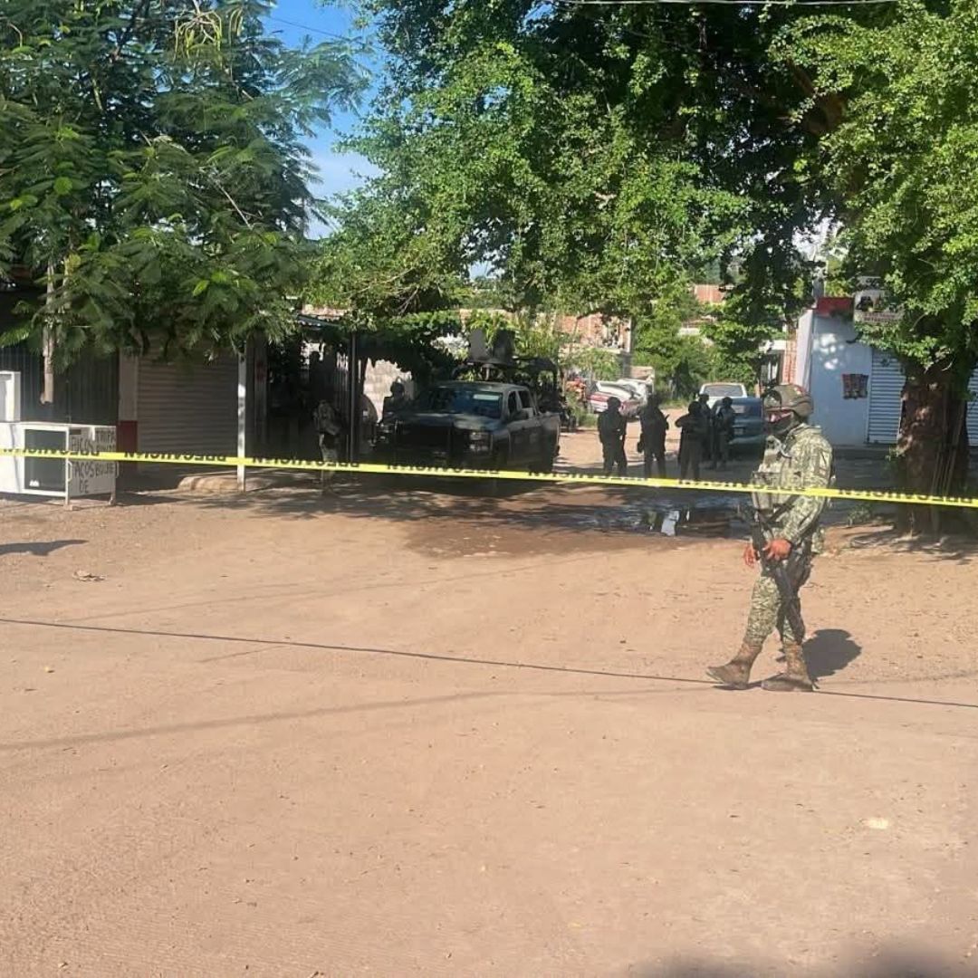 Los elementos de seguridad mantienen acordonado el negocio donde ocurrió el crimen