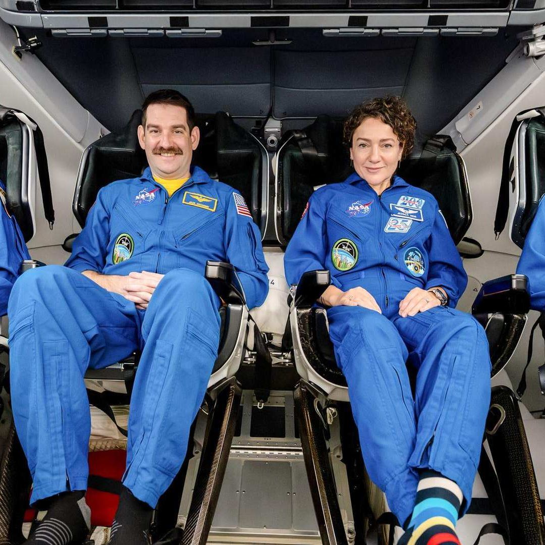 Los miembros de la misión SpaceX Crew-12 de NASA juntos en la nave espacial Dragon en la sede de SpaceX en Hawthorne, California, el 23 de enero 2026