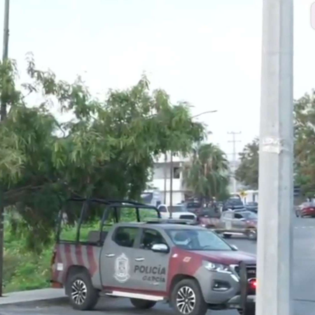 Balacera en García: Hombres Armados se Atrincheran y Atacan a Policías
