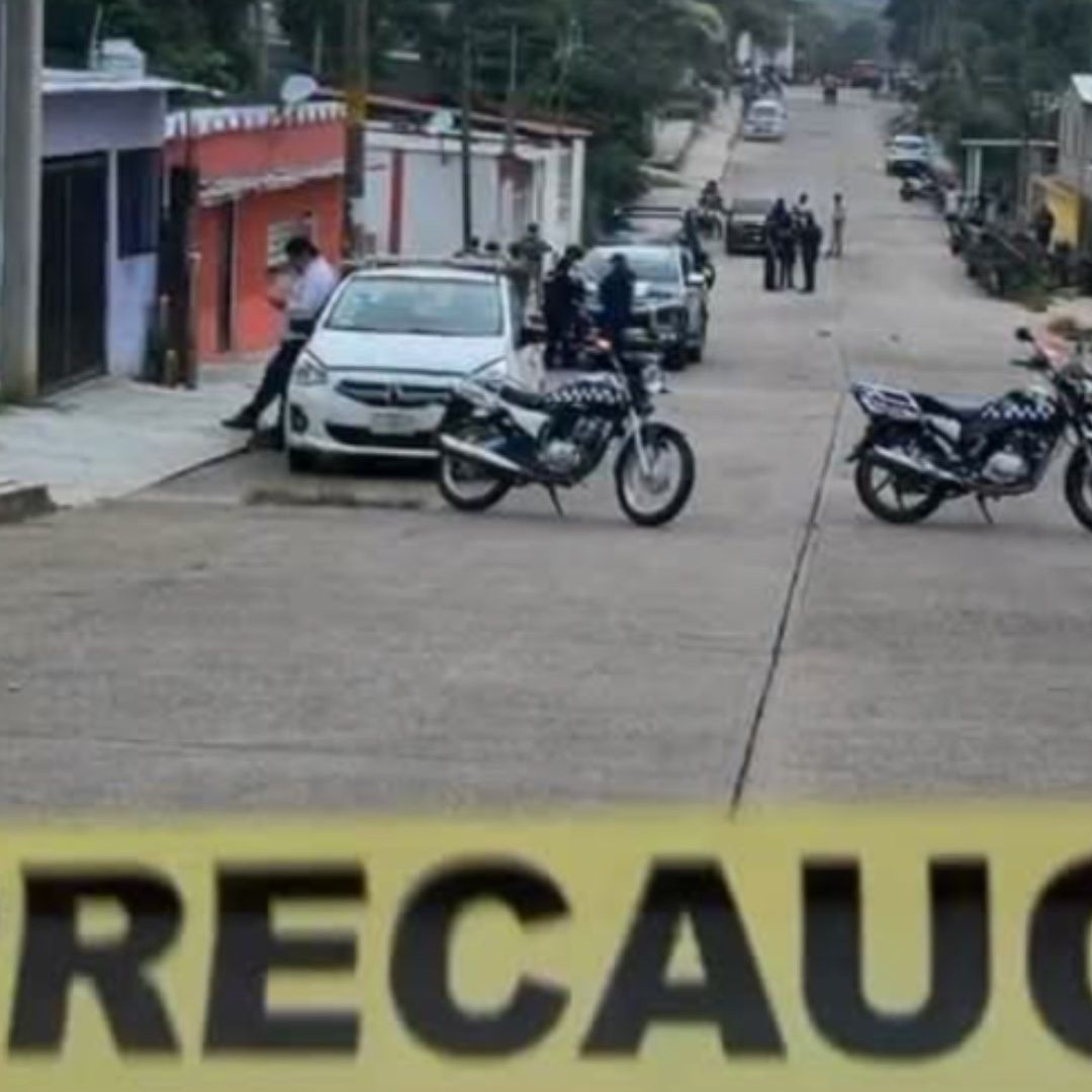 Acordonamiento por elementos policíacos por un ataque armado en Oluta, Veracruz.