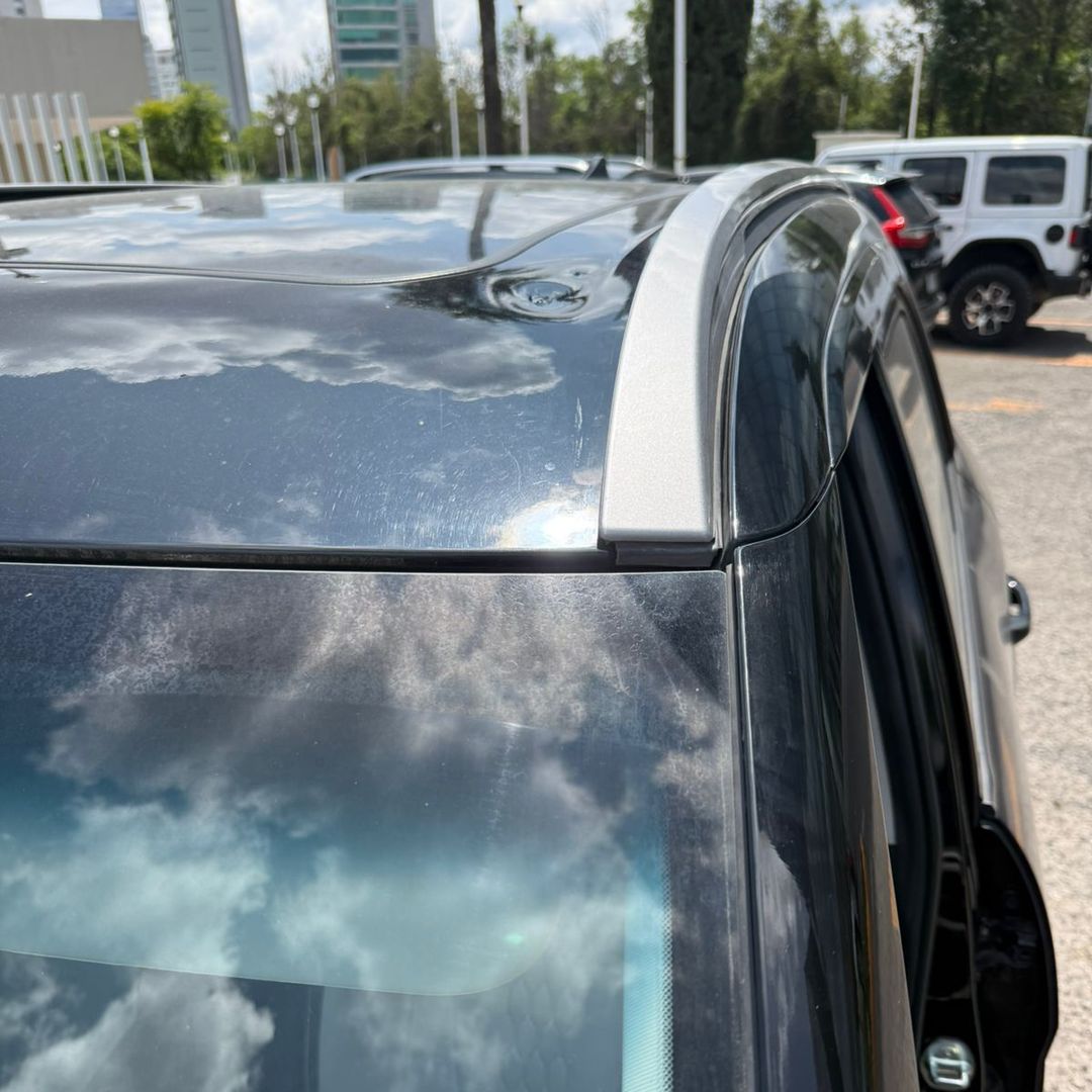 Un balazo causó daños en el techo de la camioneta.