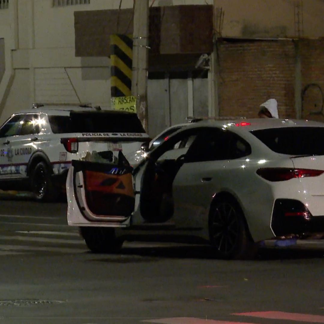 El cuerpo de la víctima quedó en el asiento del conductor del BMW.