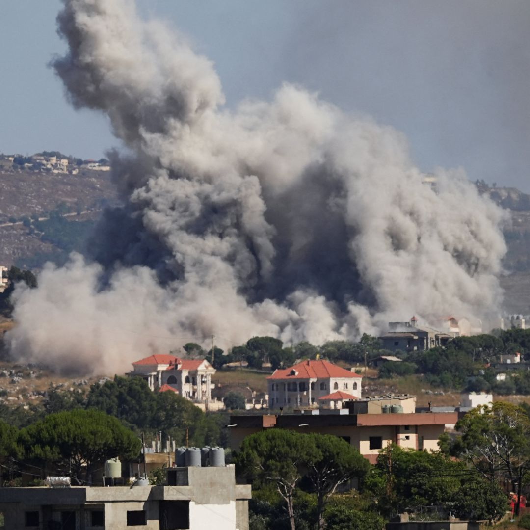 Una densa columna de humo se levanta tras un ataque israelí contra el sur de Líbano
