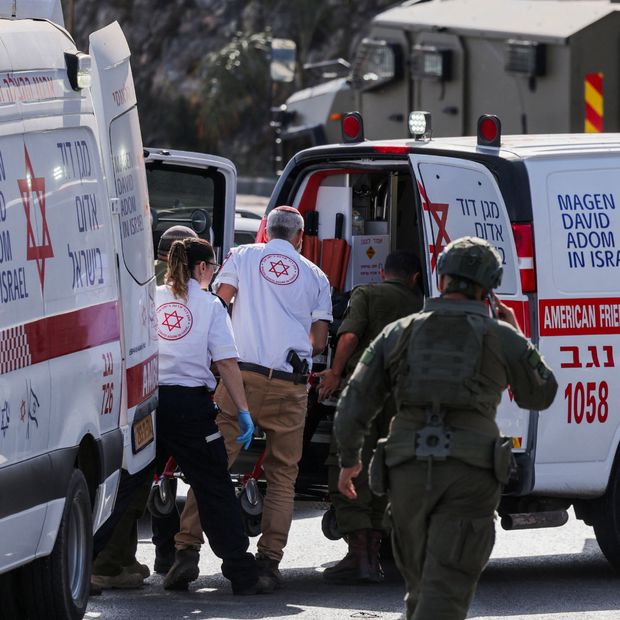 Equipos de emergencia y militares laboran durante un ataque en Hebrón, Cisjordania