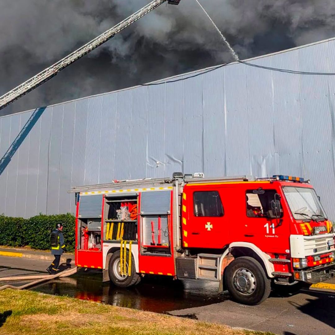 Bomberos y equipos de emergencia laboran para sofocar un incendio en Ucrania