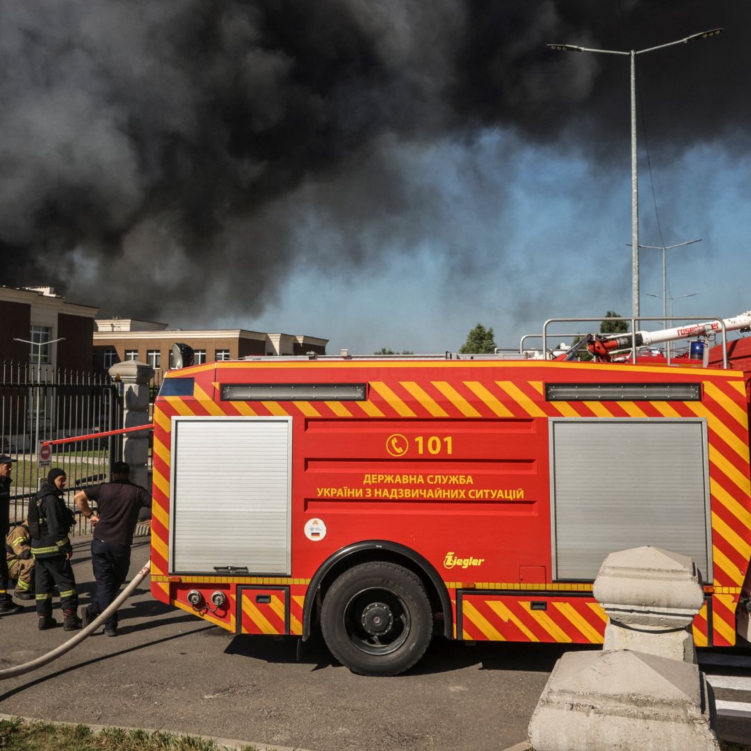 Bomberos trabajan para sofocar un incendio provocado tras un ataque ruso