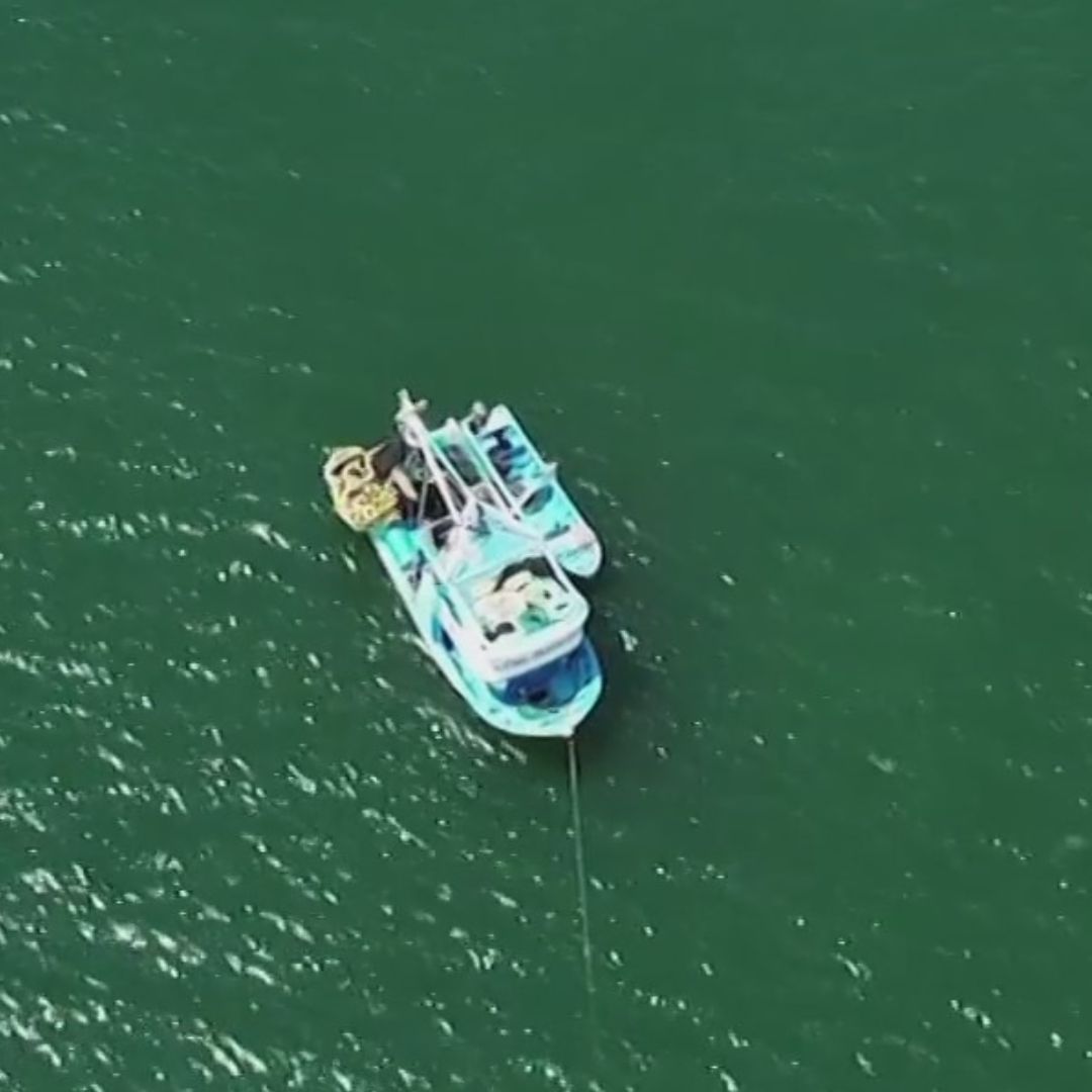 Embarcación navegando en el mar.